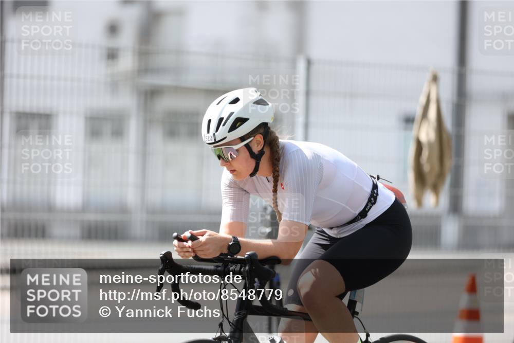 10.08.2025 - GEWOBA Citytriathlon Bremen Yannick Fuchs http://msf.ph/oto/8548779 10.08.2025 13:17:21 Radfahren 720, 910, 921, 1018 meine-sportfotos.de