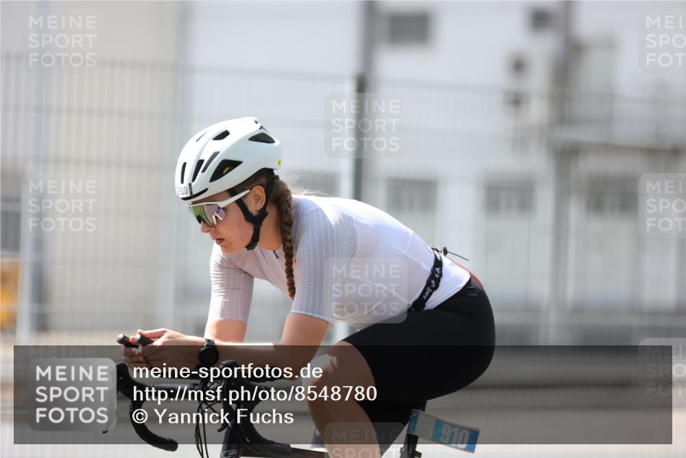 10.08.2025 - GEWOBA Citytriathlon Bremen Yannick Fuchs http://msf.ph/oto/8548780 10.08.2025 13:17:21 Radfahren 720, 910, 921, 1018 meine-sportfotos.de