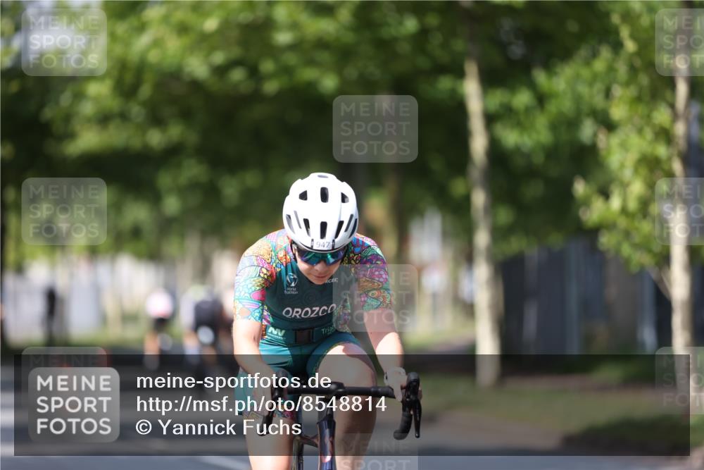 10.08.2025 - GEWOBA Citytriathlon Bremen Yannick Fuchs http://msf.ph/oto/8548814 10.08.2025 12:15:13 Radfahren 564, 591, 643, 753, 852, 876, 947, 959, 1011 meine-sportfotos.de