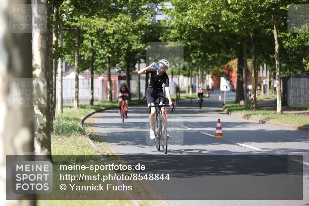 10.08.2025 - GEWOBA Citytriathlon Bremen Yannick Fuchs http://msf.ph/oto/8548844 10.08.2025 12:15:20 Radfahren 564, 591, 643, 753, 834, 852, 858, 876, 947, 959, 1011 meine-sportfotos.de
