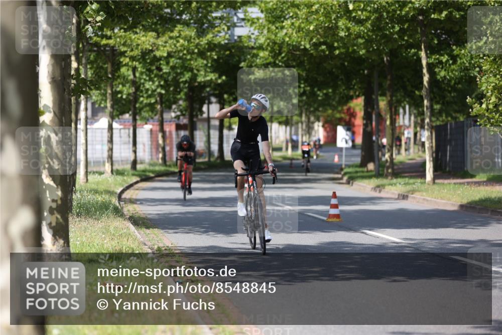 10.08.2025 - GEWOBA Citytriathlon Bremen Yannick Fuchs http://msf.ph/oto/8548845 10.08.2025 12:15:21 Radfahren 564, 591, 643, 753, 834, 852, 858, 876, 947, 1011 meine-sportfotos.de