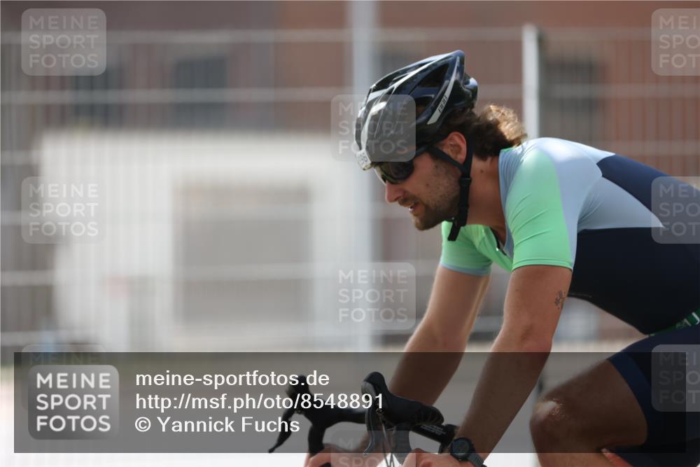 10.08.2025 - GEWOBA Citytriathlon Bremen Yannick Fuchs http://msf.ph/oto/8548891 10.08.2025 13:18:30 Radfahren 596, 934 meine-sportfotos.de