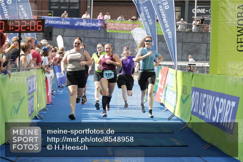 10.08.2025 - GEWOBA Citytriathlon Bremen H.Heesch http://msf.ph/oto/8548958 10.08.2025 11:35:48 Ziel 115, 125, 247 meine-sportfotos.de
