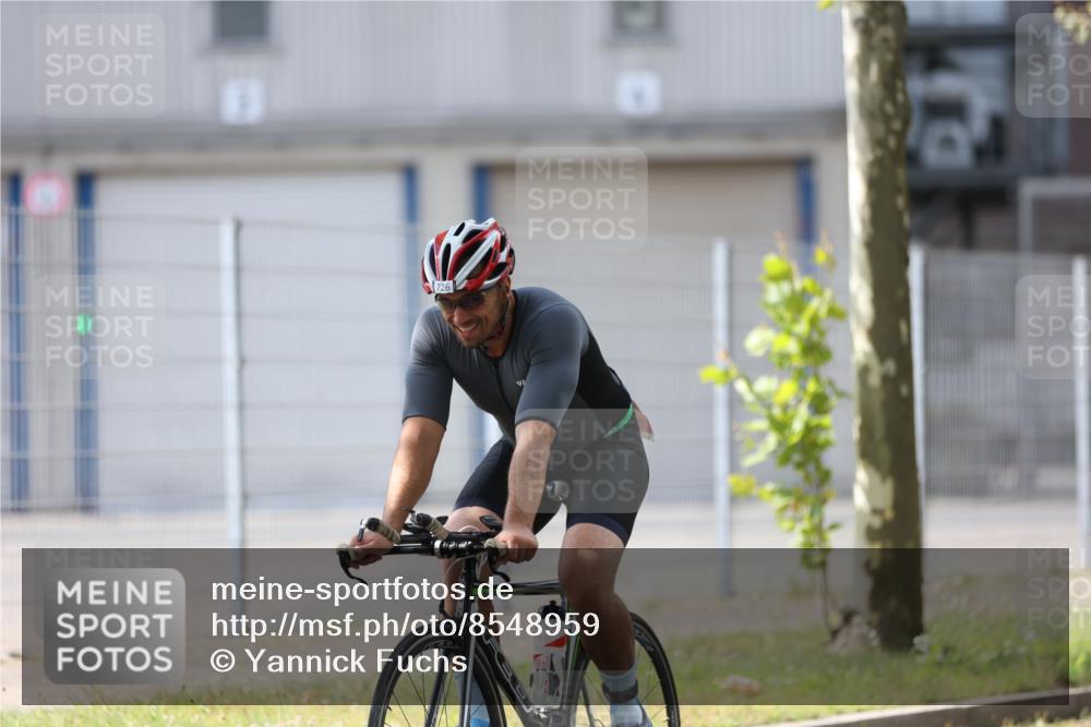 10.08.2025 - GEWOBA Citytriathlon Bremen Yannick Fuchs http://msf.ph/oto/8548959 10.08.2025 13:19:03 Radfahren 671, 709, 726, 899, 975, 1002 meine-sportfotos.de