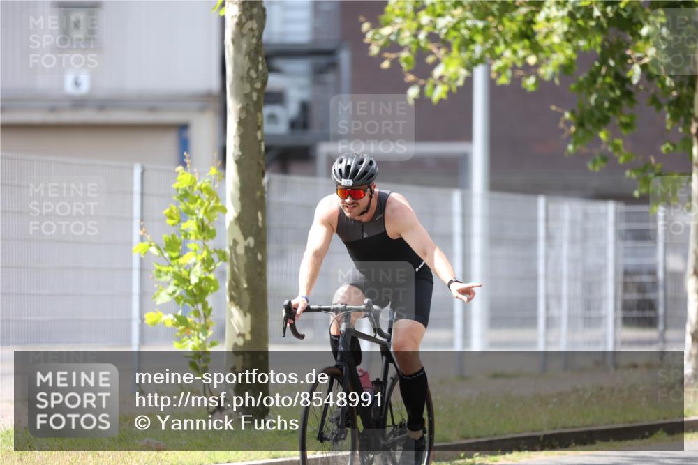 10.08.2025 - GEWOBA Citytriathlon Bremen Yannick Fuchs http://msf.ph/oto/8548991 10.08.2025 13:19:19 Radfahren 671, 762, 803, 899, 983, 1002 meine-sportfotos.de