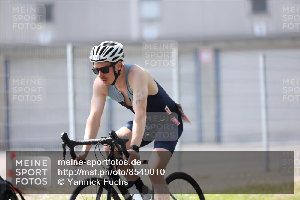 10.08.2025 - GEWOBA Citytriathlon Bremen Yannick Fuchs http://msf.ph/oto/8549010 10.08.2025 13:19:24 Radfahren 762, 803, 983, 1002 meine-sportfotos.de
