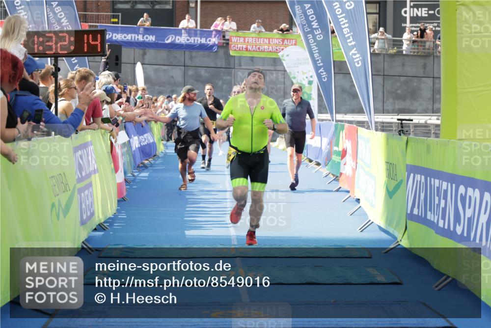 10.08.2025 - GEWOBA Citytriathlon Bremen H.Heesch http://msf.ph/oto/8549016 10.08.2025 11:35:55 Ziel 115, 125, 207, 247, 382 meine-sportfotos.de