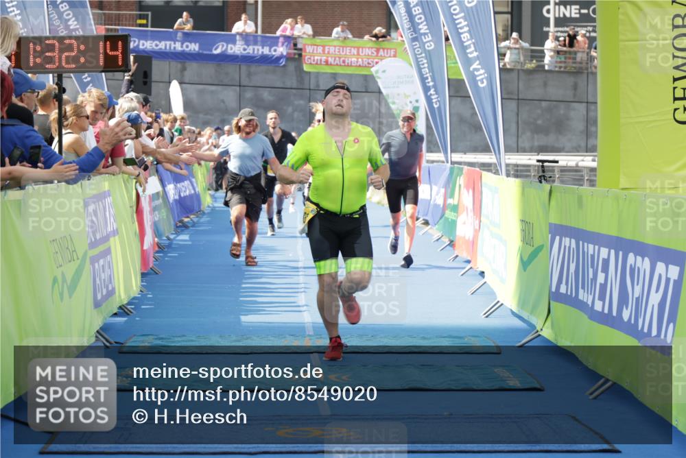 10.08.2025 - GEWOBA Citytriathlon Bremen H.Heesch http://msf.ph/oto/8549020 10.08.2025 11:35:56 Ziel 109, 115, 125, 207, 247, 373, 382 meine-sportfotos.de
