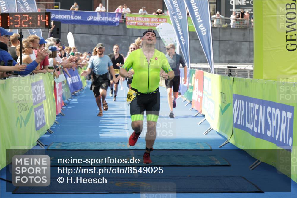10.08.2025 - GEWOBA Citytriathlon Bremen H.Heesch http://msf.ph/oto/8549025 10.08.2025 11:35:56 Ziel 109, 115, 125, 207, 247, 373, 382 meine-sportfotos.de