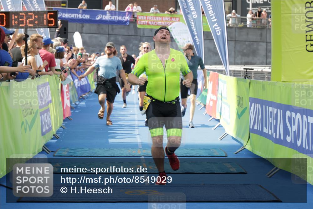 10.08.2025 - GEWOBA Citytriathlon Bremen H.Heesch http://msf.ph/oto/8549029 10.08.2025 11:35:56 Ziel 109, 115, 125, 207, 247, 373, 382 meine-sportfotos.de