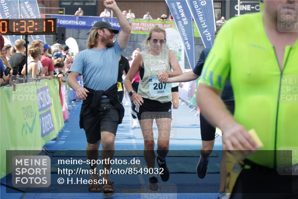 10.08.2025 - GEWOBA Citytriathlon Bremen H.Heesch http://msf.ph/oto/8549032 10.08.2025 11:35:59 Ziel 109, 125, 207, 373, 382 meine-sportfotos.de