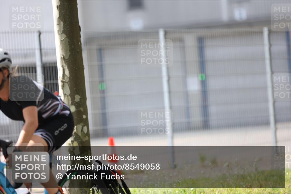 10.08.2025 - GEWOBA Citytriathlon Bremen Yannick Fuchs http://msf.ph/oto/8549058 10.08.2025 13:19:49 Radfahren 944, 978 meine-sportfotos.de