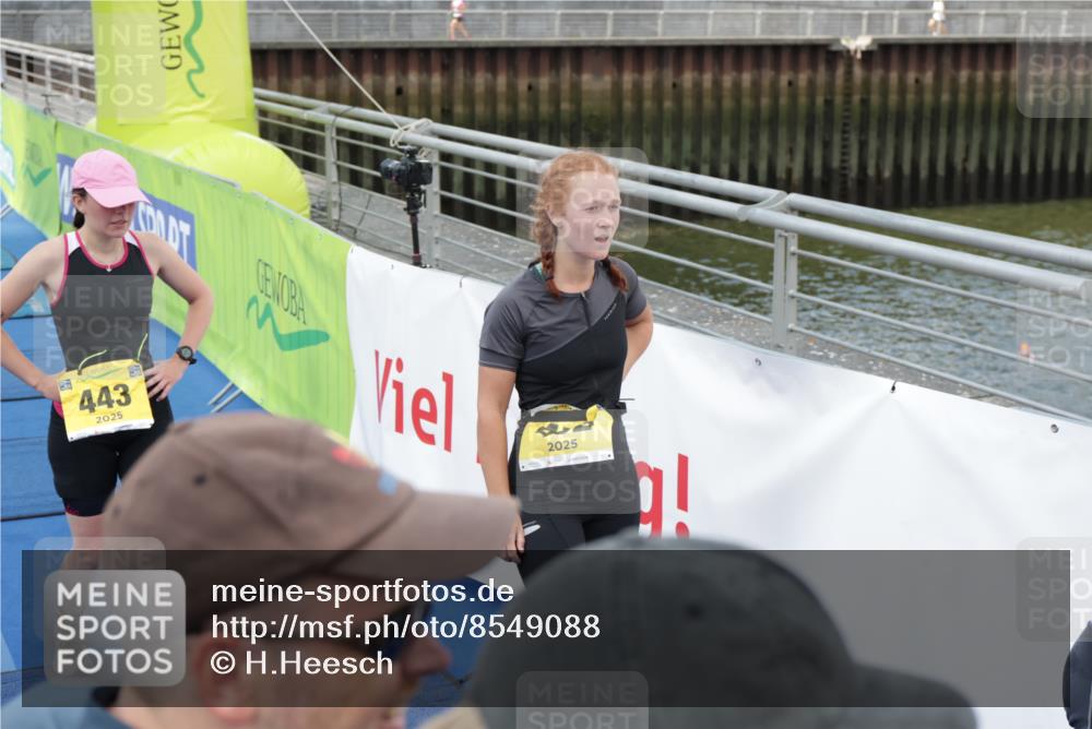 10.08.2025 - GEWOBA Citytriathlon Bremen H.Heesch http://msf.ph/oto/8549088 10.08.2025 11:36:23 Ziel 418, 452 meine-sportfotos.de