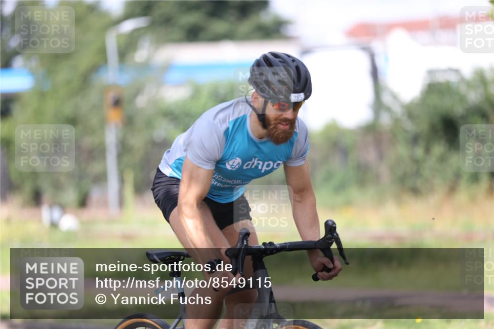 10.08.2025 - GEWOBA Citytriathlon Bremen Yannick Fuchs http://msf.ph/oto/8549115 10.08.2025 13:20:56 Radfahren 581, 785, 862, 953, 1023 meine-sportfotos.de