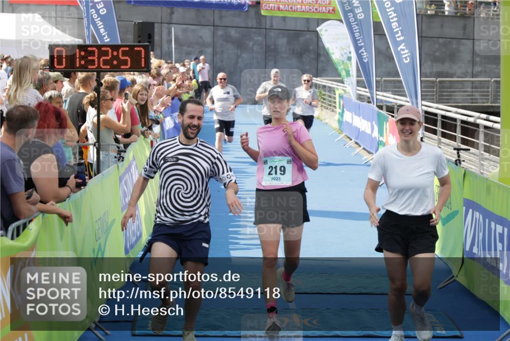10.08.2025 - GEWOBA Citytriathlon Bremen H.Heesch http://msf.ph/oto/8549118 10.08.2025 11:36:39 Ziel 219 meine-sportfotos.de