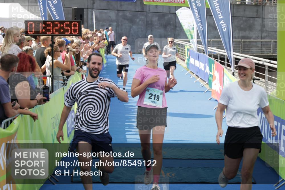 10.08.2025 - GEWOBA Citytriathlon Bremen H.Heesch http://msf.ph/oto/8549122 10.08.2025 11:36:39 Ziel 219 meine-sportfotos.de
