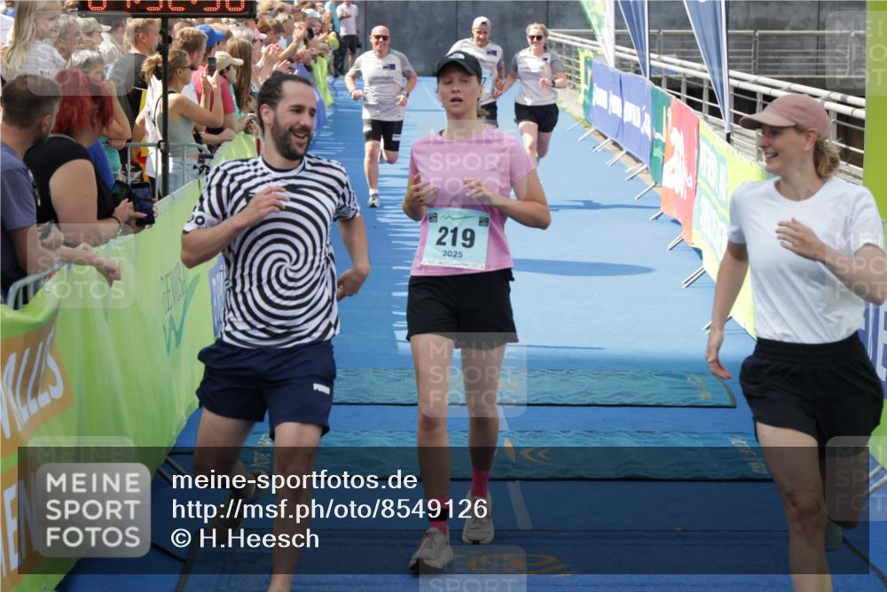 10.08.2025 - GEWOBA Citytriathlon Bremen H.Heesch http://msf.ph/oto/8549126 10.08.2025 11:36:40 Ziel 37, 219 meine-sportfotos.de