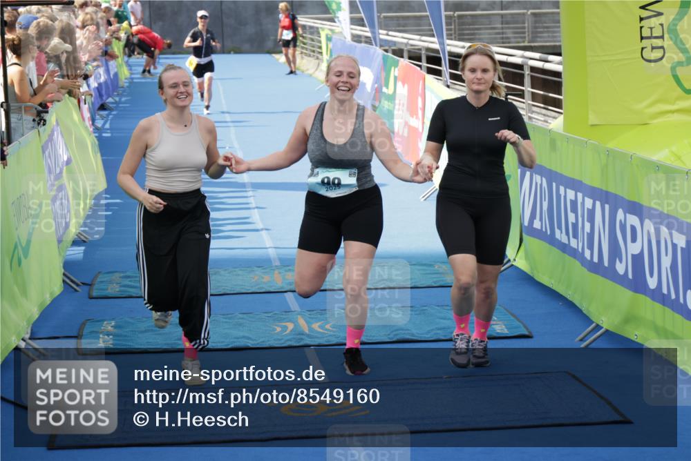 10.08.2025 - GEWOBA Citytriathlon Bremen H.Heesch http://msf.ph/oto/8549160 10.08.2025 11:36:55 Ziel 99 meine-sportfotos.de
