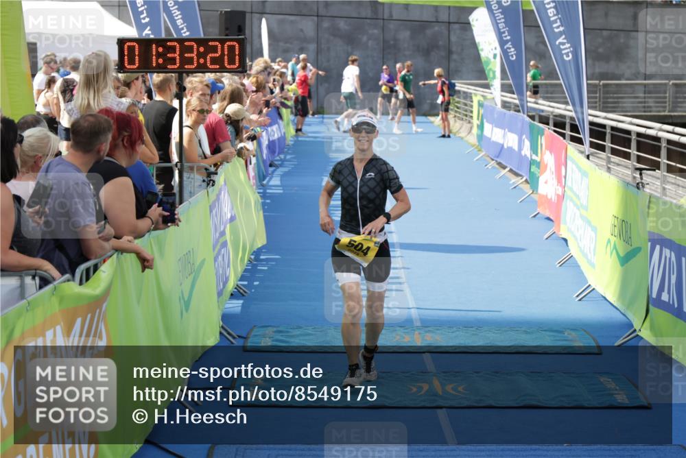 10.08.2025 - GEWOBA Citytriathlon Bremen H.Heesch http://msf.ph/oto/8549175 10.08.2025 11:37:01 Ziel 99, 504 meine-sportfotos.de