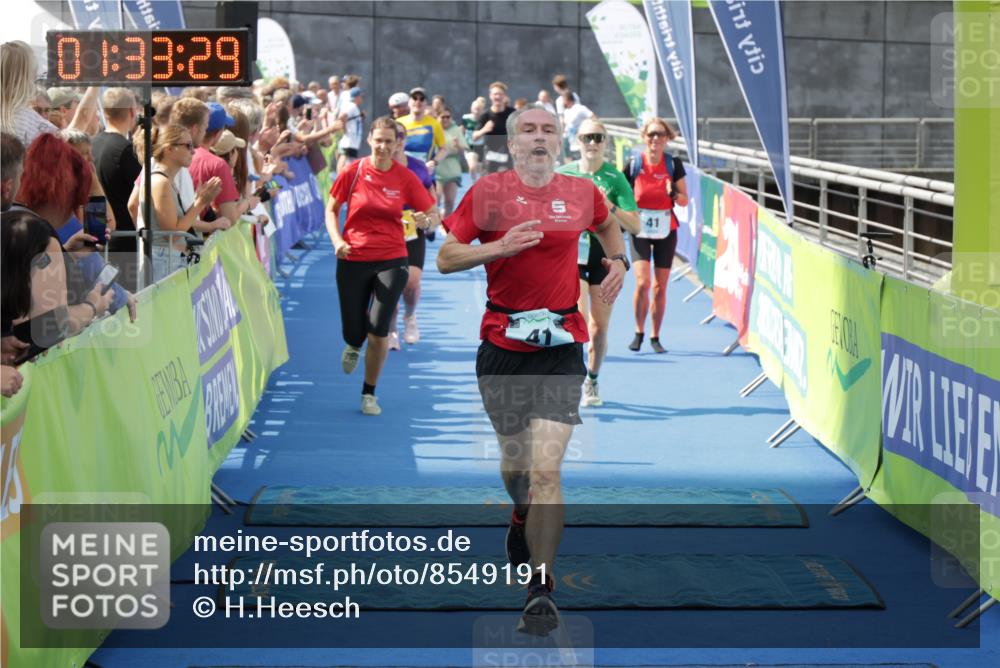 10.08.2025 - GEWOBA Citytriathlon Bremen H.Heesch http://msf.ph/oto/8549191 10.08.2025 11:37:11 Ziel 25, 41, 143, 461, 504 meine-sportfotos.de