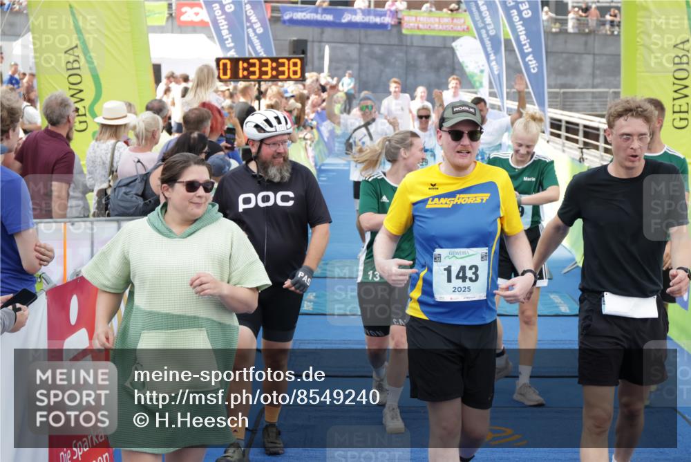 10.08.2025 - GEWOBA Citytriathlon Bremen H.Heesch http://msf.ph/oto/8549240 10.08.2025 11:37:20 Ziel 25, 29, 143, 173, 203, 209, 461, 513 meine-sportfotos.de