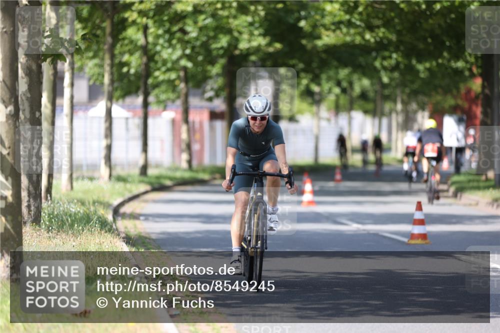 10.08.2025 - GEWOBA Citytriathlon Bremen Yannick Fuchs http://msf.ph/oto/8549245 10.08.2025 12:17:56 Radfahren 553, 560, 566, 741, 765, 794, 867, 933, 966, 977, 1025 meine-sportfotos.de