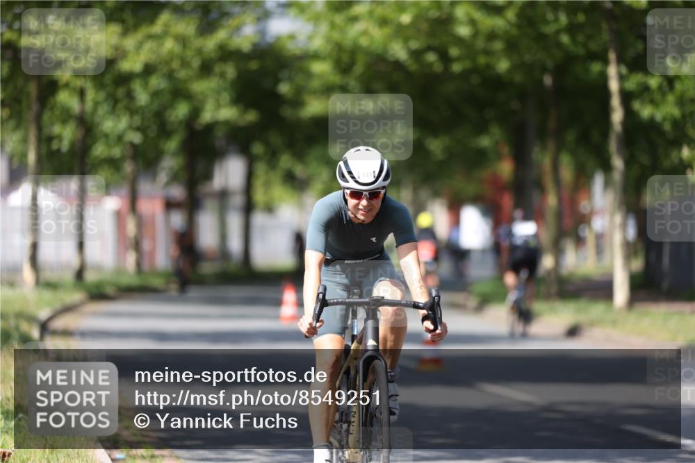 10.08.2025 - GEWOBA Citytriathlon Bremen Yannick Fuchs http://msf.ph/oto/8549251 10.08.2025 12:17:57 Radfahren 553, 560, 566, 741, 765, 794, 833, 867, 933, 966, 977, 1025 meine-sportfotos.de