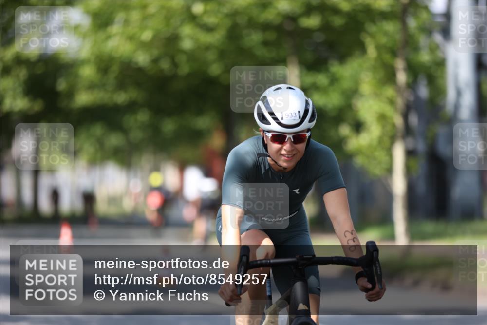 10.08.2025 - GEWOBA Citytriathlon Bremen Yannick Fuchs http://msf.ph/oto/8549257 10.08.2025 12:17:57 Radfahren 553, 560, 566, 741, 765, 794, 833, 867, 933, 966, 977, 1025 meine-sportfotos.de