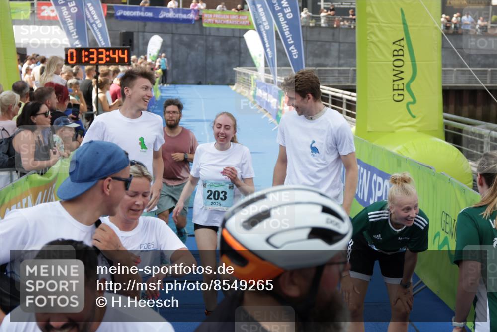 10.08.2025 - GEWOBA Citytriathlon Bremen H.Heesch http://msf.ph/oto/8549265 10.08.2025 11:37:25 Ziel 29, 173, 203, 209, 513 meine-sportfotos.de