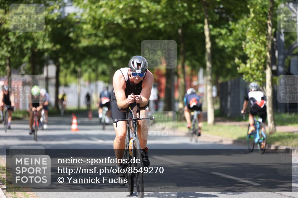 10.08.2025 - GEWOBA Citytriathlon Bremen Yannick Fuchs http://msf.ph/oto/8549270 10.08.2025 12:18:02 Radfahren 553, 560, 579, 582, 741, 765, 794, 833, 867, 933, 966, 977 meine-sportfotos.de