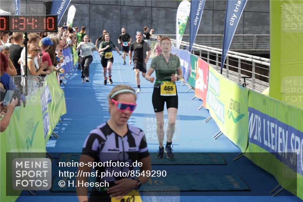 10.08.2025 - GEWOBA Citytriathlon Bremen H.Heesch http://msf.ph/oto/8549290 10.08.2025 11:37:51 Ziel 89, 237, 453, 466, 492 meine-sportfotos.de