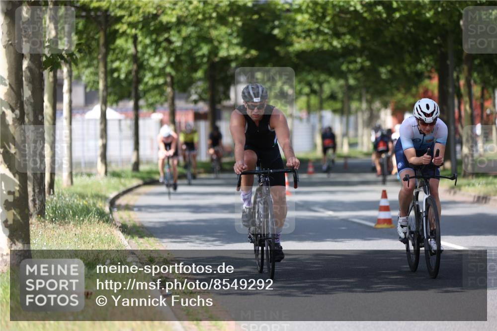 10.08.2025 - GEWOBA Citytriathlon Bremen Yannick Fuchs http://msf.ph/oto/8549292 10.08.2025 12:18:05 Radfahren 553, 579, 582, 741, 765, 794, 833, 867, 933, 966, 977 meine-sportfotos.de