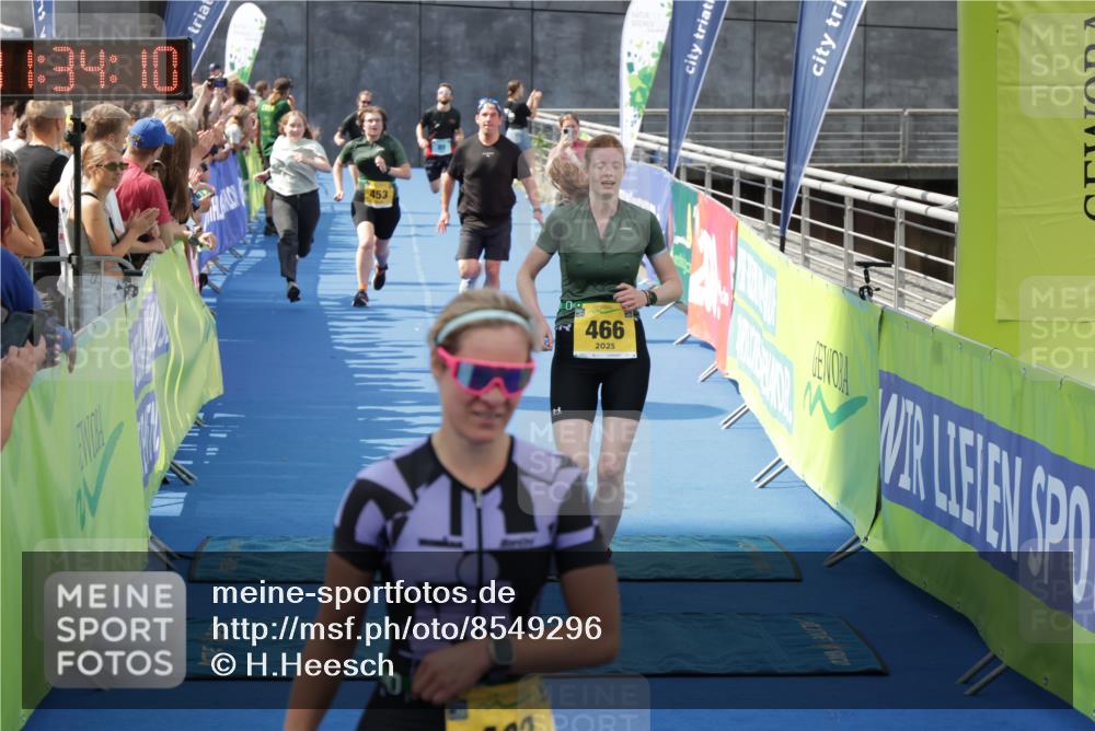 10.08.2025 - GEWOBA Citytriathlon Bremen H.Heesch http://msf.ph/oto/8549296 10.08.2025 11:37:52 Ziel 89, 237, 453, 466, 492 meine-sportfotos.de
