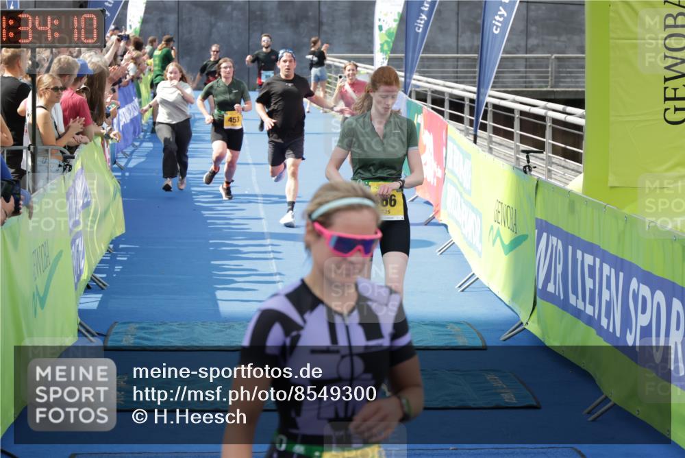 10.08.2025 - GEWOBA Citytriathlon Bremen H.Heesch http://msf.ph/oto/8549300 10.08.2025 11:37:52 Ziel 89, 237, 453, 466, 492 meine-sportfotos.de