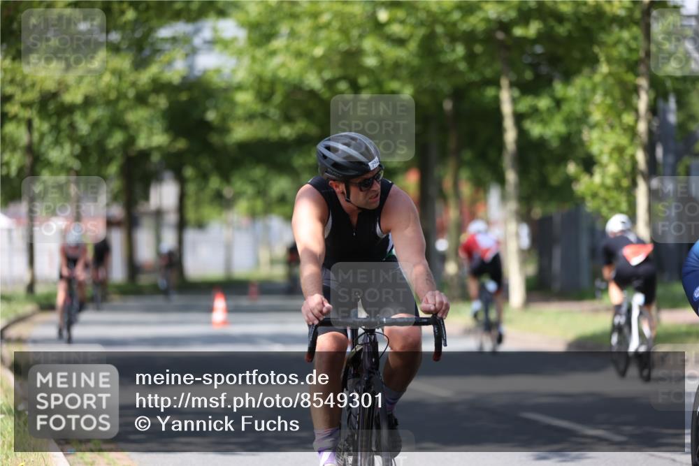 10.08.2025 - GEWOBA Citytriathlon Bremen Yannick Fuchs http://msf.ph/oto/8549301 10.08.2025 12:18:05 Radfahren 553, 579, 582, 741, 765, 794, 833, 867, 933, 966, 977 meine-sportfotos.de
