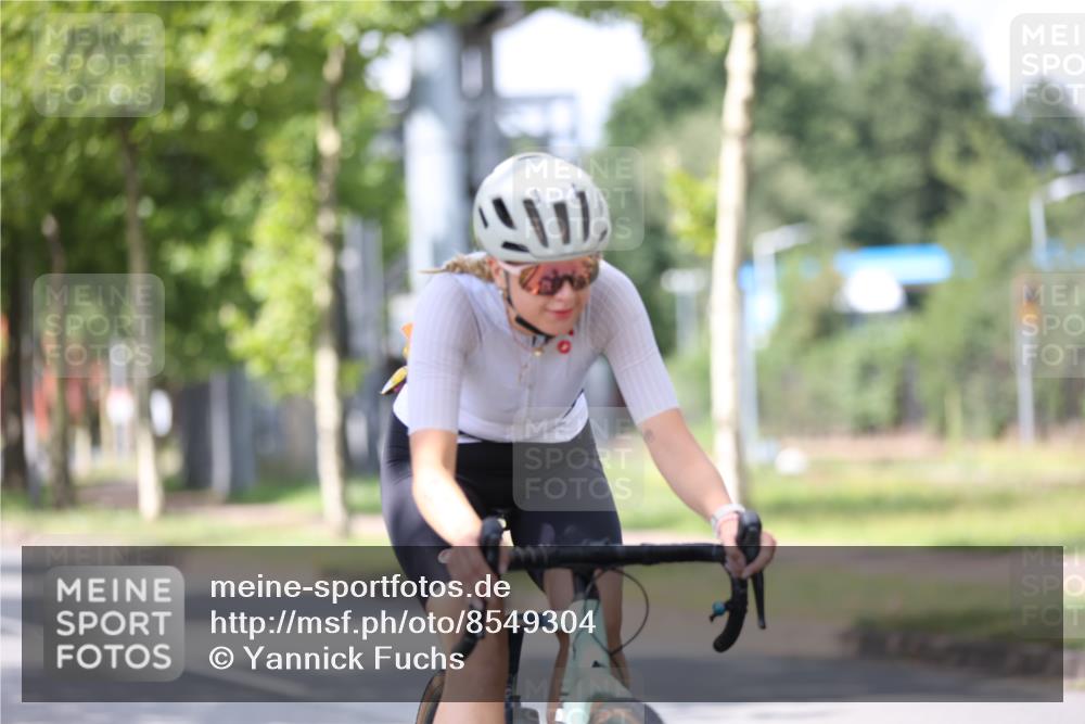 10.08.2025 - GEWOBA Citytriathlon Bremen Yannick Fuchs http://msf.ph/oto/8549304 10.08.2025 13:24:43 Radfahren 808, 928 meine-sportfotos.de