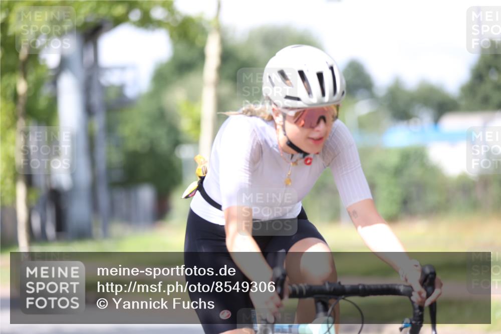 10.08.2025 - GEWOBA Citytriathlon Bremen Yannick Fuchs http://msf.ph/oto/8549306 10.08.2025 13:24:43 Radfahren 808, 928 meine-sportfotos.de