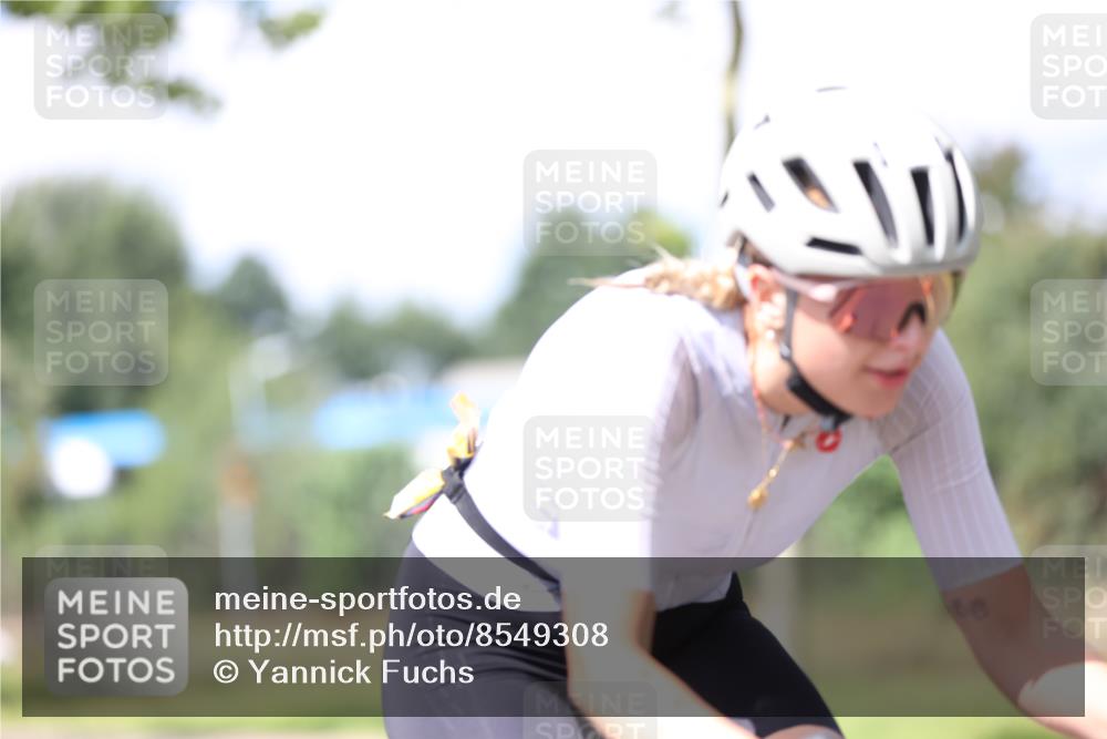 10.08.2025 - GEWOBA Citytriathlon Bremen Yannick Fuchs http://msf.ph/oto/8549308 10.08.2025 13:24:43 Radfahren 808, 928 meine-sportfotos.de