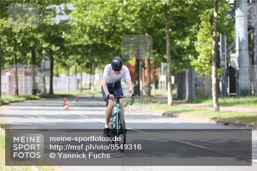 10.08.2025 - GEWOBA Citytriathlon Bremen Yannick Fuchs http://msf.ph/oto/8549316 10.08.2025 13:24:45 Radfahren 808, 928 meine-sportfotos.de
