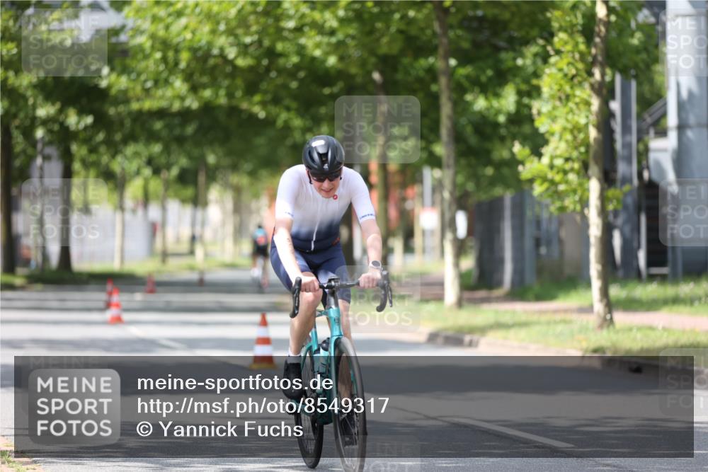 10.08.2025 - GEWOBA Citytriathlon Bremen Yannick Fuchs http://msf.ph/oto/8549317 10.08.2025 13:24:46 Radfahren 808, 928, 1036 meine-sportfotos.de