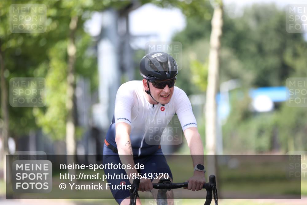 10.08.2025 - GEWOBA Citytriathlon Bremen Yannick Fuchs http://msf.ph/oto/8549320 10.08.2025 13:24:46 Radfahren 808, 928, 1036 meine-sportfotos.de