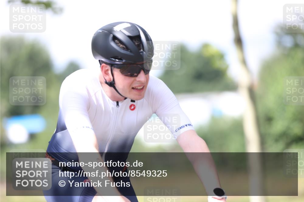10.08.2025 - GEWOBA Citytriathlon Bremen Yannick Fuchs http://msf.ph/oto/8549325 10.08.2025 13:24:47 Radfahren 808, 928, 1036 meine-sportfotos.de
