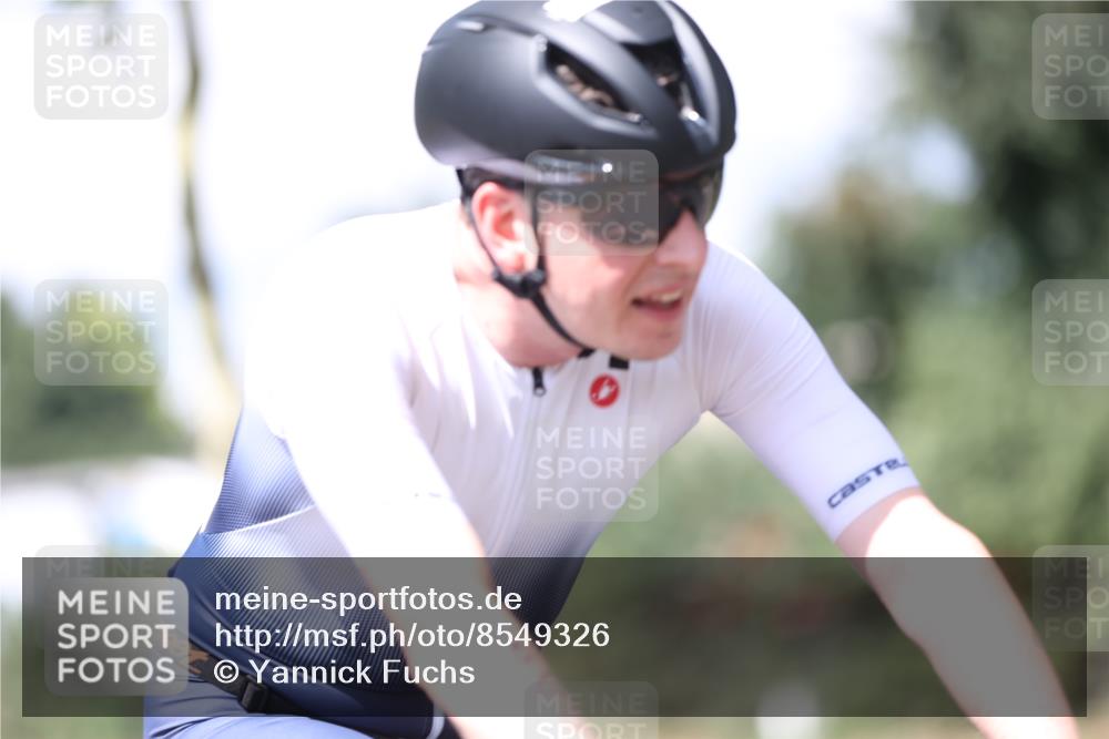 10.08.2025 - GEWOBA Citytriathlon Bremen Yannick Fuchs http://msf.ph/oto/8549326 10.08.2025 13:24:47 Radfahren 808, 928, 1036 meine-sportfotos.de