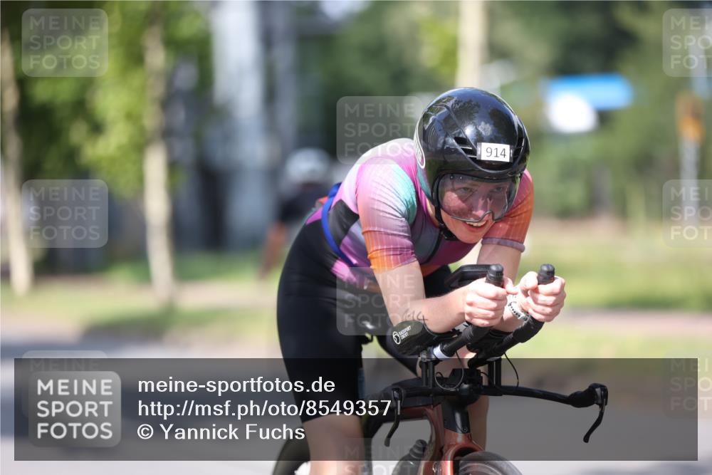 10.08.2025 - GEWOBA Citytriathlon Bremen Yannick Fuchs http://msf.ph/oto/8549357 10.08.2025 12:18:17 Radfahren 553, 579, 582, 637, 680, 763, 794, 833, 914, 966, 973, 977 meine-sportfotos.de