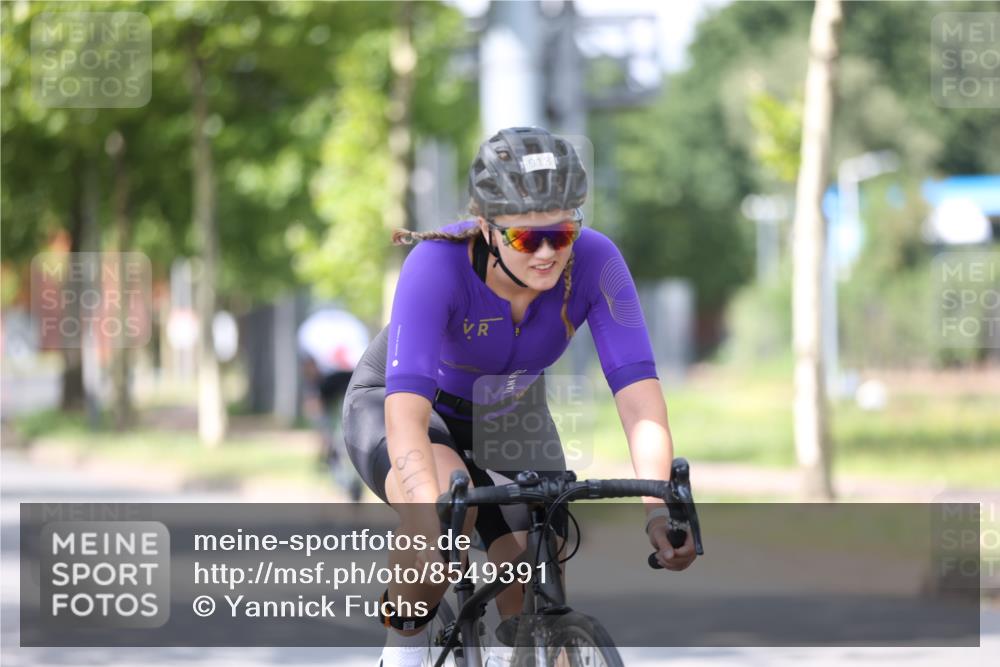 10.08.2025 - GEWOBA Citytriathlon Bremen Yannick Fuchs http://msf.ph/oto/8549391 10.08.2025 13:26:25 Radfahren 918, 948 meine-sportfotos.de