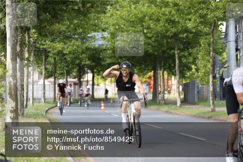 10.08.2025 - GEWOBA Citytriathlon Bremen Yannick Fuchs http://msf.ph/oto/8549425 10.08.2025 12:18:34 Radfahren 584, 637, 642, 652, 678, 680, 759, 763, 781, 855, 919, 973, 1015, 1029 meine-sportfotos.de