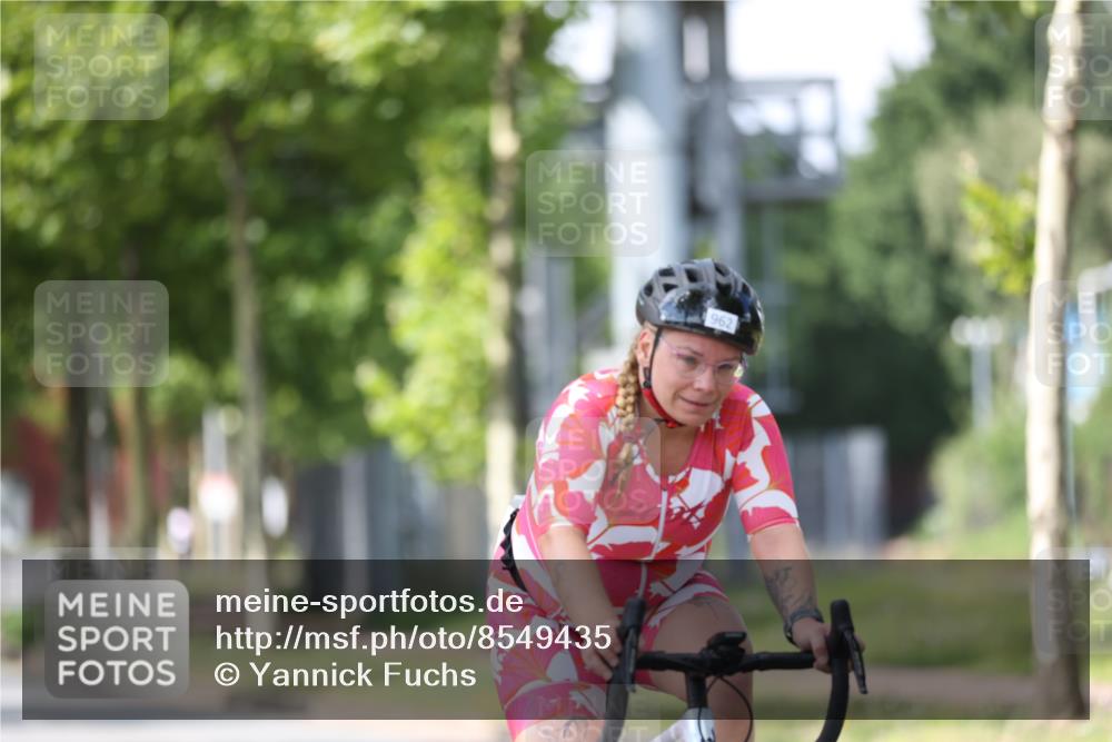 10.08.2025 - GEWOBA Citytriathlon Bremen Yannick Fuchs http://msf.ph/oto/8549435 10.08.2025 13:26:43 Radfahren 809, 962 meine-sportfotos.de