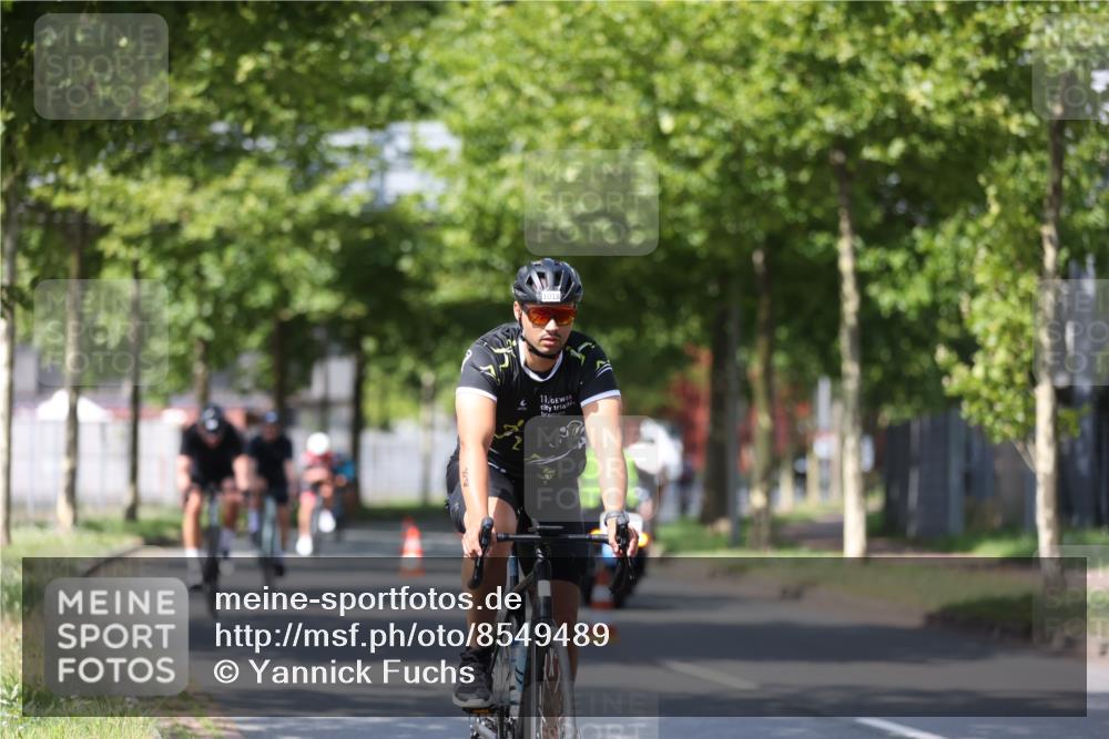 10.08.2025 - GEWOBA Citytriathlon Bremen Yannick Fuchs http://msf.ph/oto/8549489 10.08.2025 12:18:49 Radfahren 556, 584, 642, 652, 759, 781, 789, 790, 825, 853, 978, 982, 1015, 1018, 1029 meine-sportfotos.de