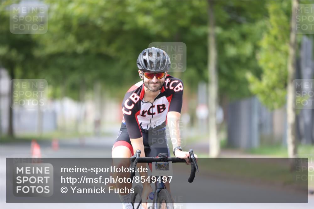 10.08.2025 - GEWOBA Citytriathlon Bremen Yannick Fuchs http://msf.ph/oto/8549497 10.08.2025 13:27:36 Radfahren 909, 958 meine-sportfotos.de