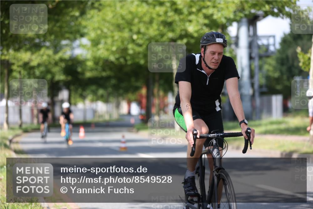 10.08.2025 - GEWOBA Citytriathlon Bremen Yannick Fuchs http://msf.ph/oto/8549528 10.08.2025 12:18:55 Radfahren 556, 789, 790, 825, 853, 978, 982, 1018 meine-sportfotos.de